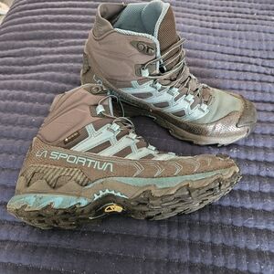 La Sportiva Women's Athletic Shoes - Black and Teal